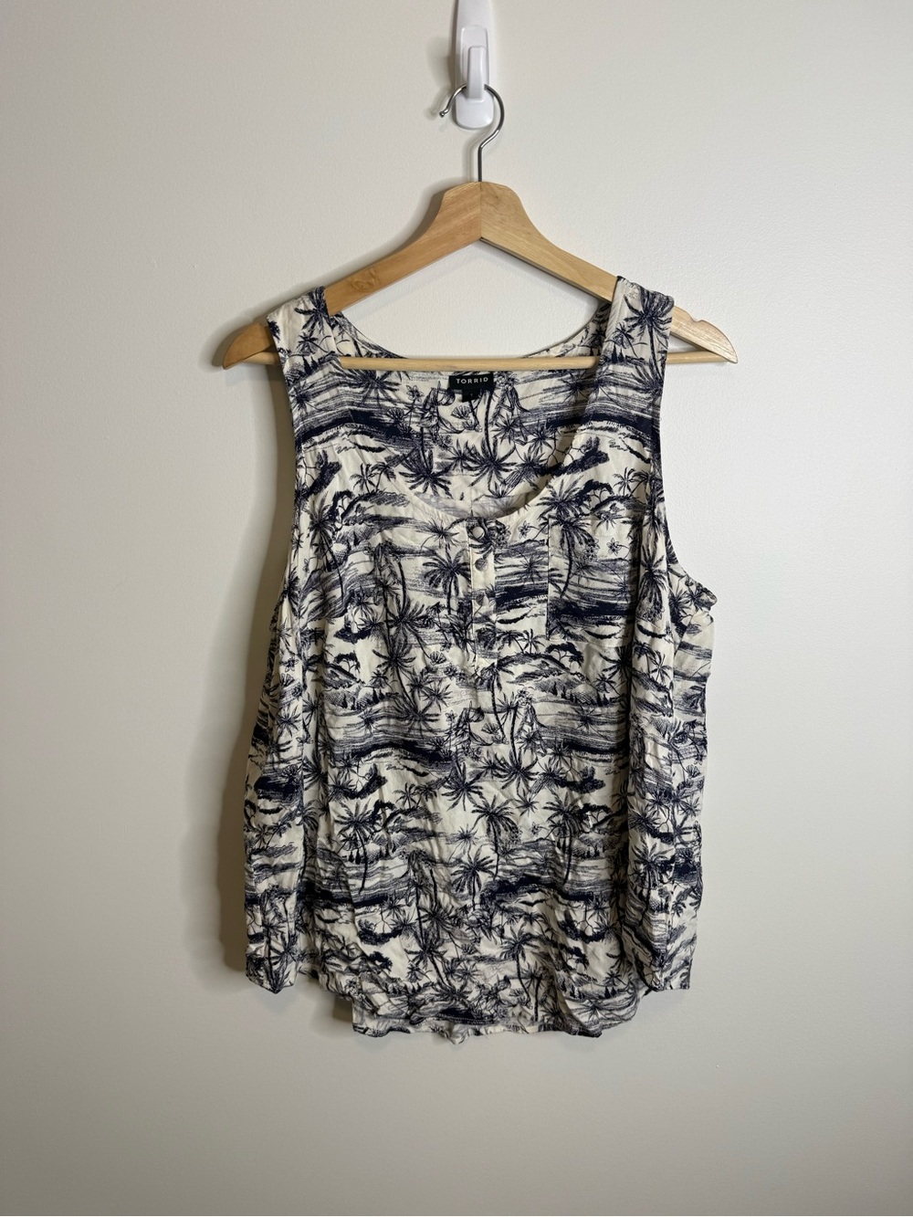 torrid Cream and Navy Palm-Print Scoop Tank size 1x